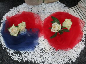 韓国と日本の国旗をイメージした祭壇用の装飾(部分)
